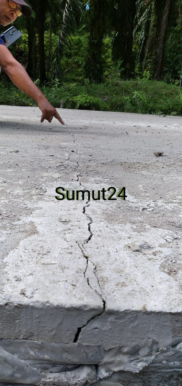 Baru Selesai di Cor Beton, Peningkatan Jalan Sei Nadoras - Silau Jawa Patah dan Retak
