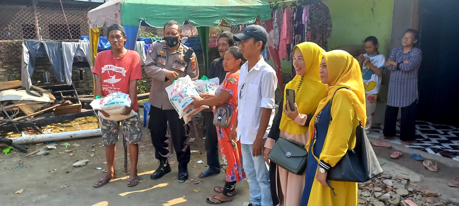 Polsek Medan Baru dan Bakti Musik Beri Bantuan Sembako Kepada Warga Korban Musibah Kebakaran