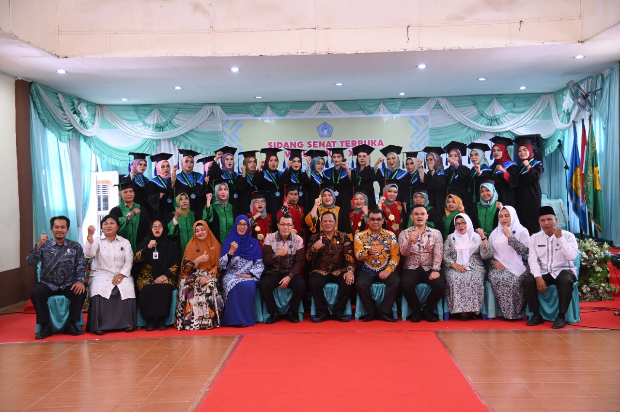 Walikota Padang Sidempuan, Irsan Efendi NasutionÂ  hadiri Wisuda - XVII lulusan program diploma III Akademi Kebidanan Sentral