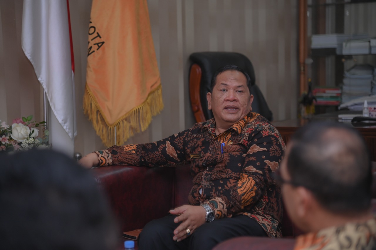Wali KotaÂ  Irsan Efendi Nasution menerima Piagam Penghargaan dari Deputi Direktur Wilayah Sumbagut BPJS Ketenagakerajaan
