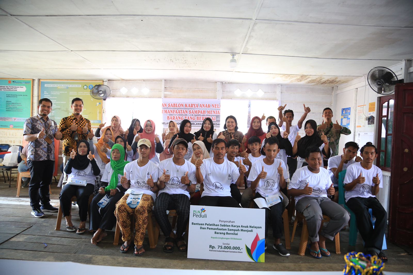 PLN Peduli Tingkatkan Kreatifitas Masyarakat dan Atasi Masalah Sampah di Kampung Nelayan Seberang
