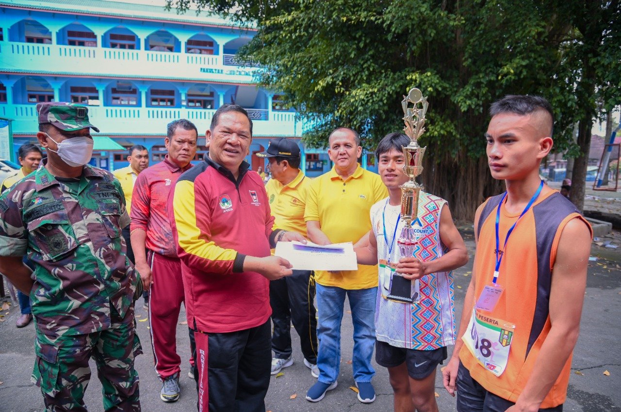 Wali Kota Padang Sidempuan Irsan Efendi Nasution melepas perlombaan lari marathon 10K