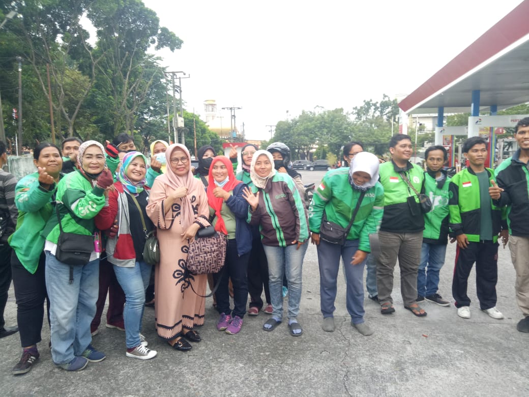 Majelis Taâ€™Lim Pengajian Halimah Sumut  Pimpinan Bunda Indah Bagikan Voucher  BBM Kepada Supir Angkot, Betor dan Ojek Online