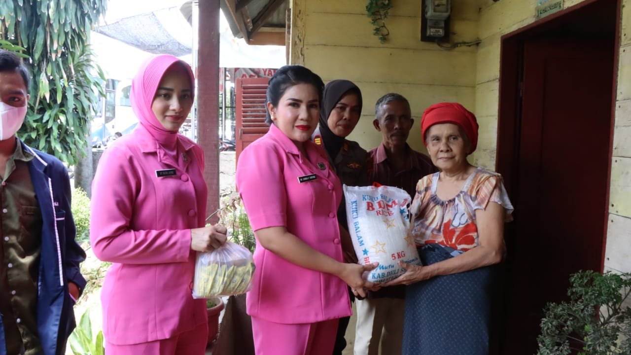 Polres Binjai Bagikan Sembako, Bentuk Kepedulian Polri Kepada Warga Terdampak Kenaikan BBM