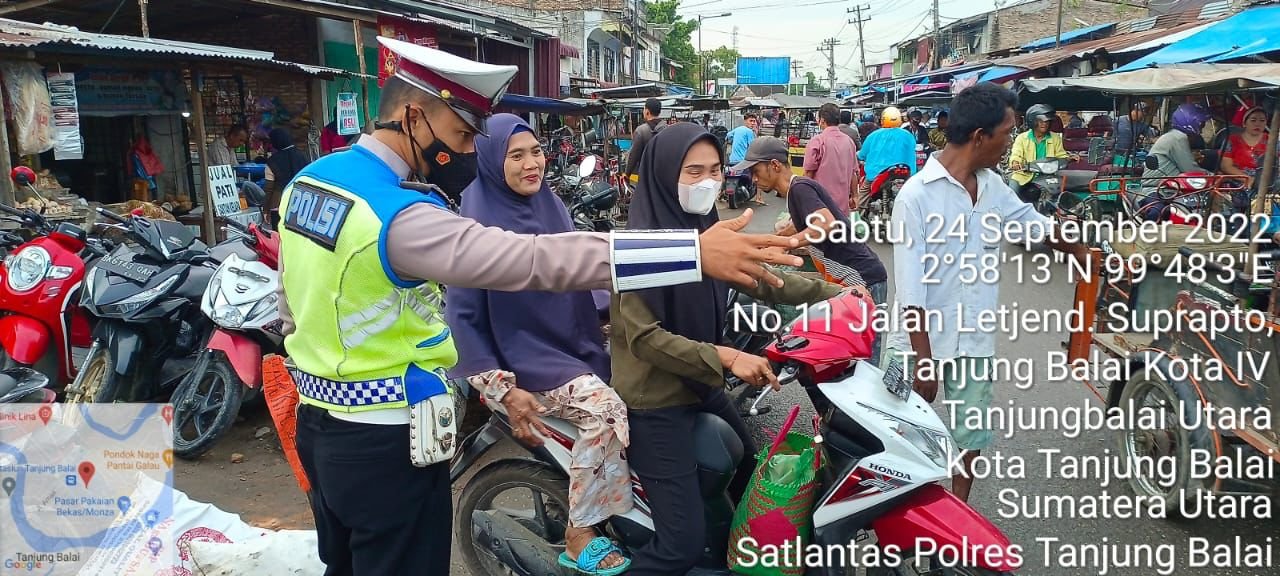 Gatur Arus Lalin, Personil Satlantas Polres Tanjungbalai Tertibkan Parkir Kendaraan dan PKL Yang Memakai Badan Jalan