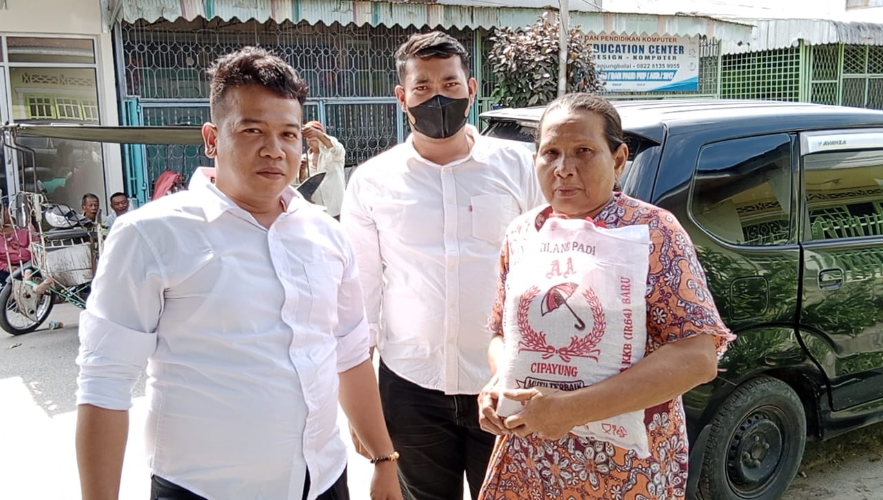 Kasat Reskrim Polres Tanjungbalai Wakili Kapolres Tanjungbalai Serahkan Bantuan Sembako Kepada Masyarakat yang Membutuhkan