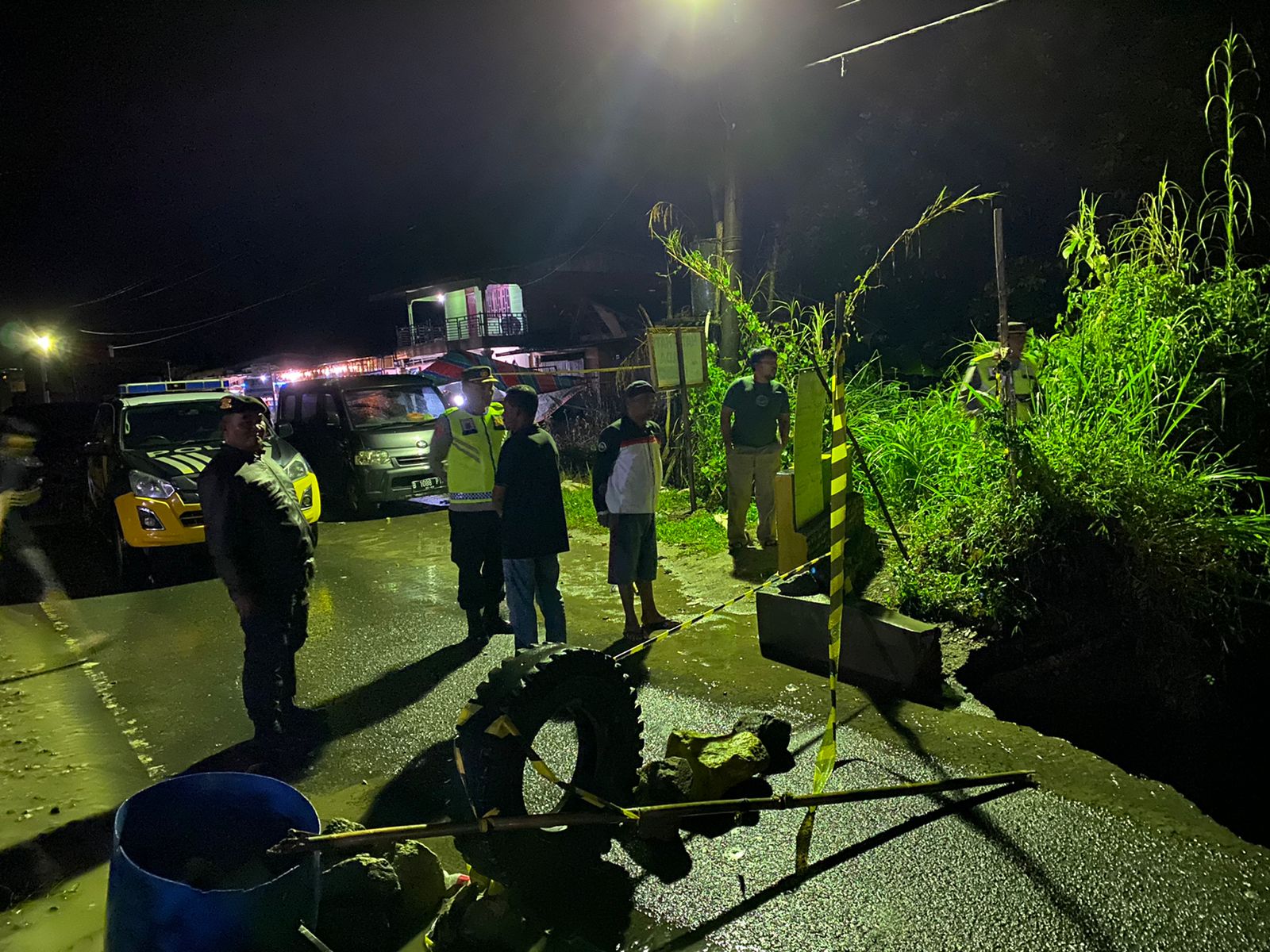 Kapolres dan Wakapolres Pakpak Bharat Meninjau Jalan yang Amblas di Jalinsum Medan - Subusalam