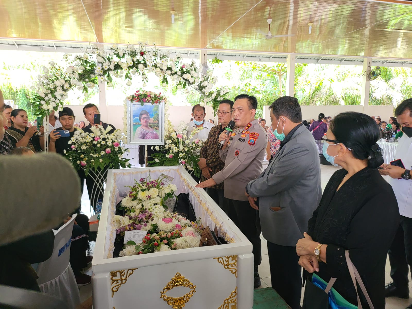 Kapolda Sumut Menghadiri Pemakaman Ibunda Ketum GMKI Pusat