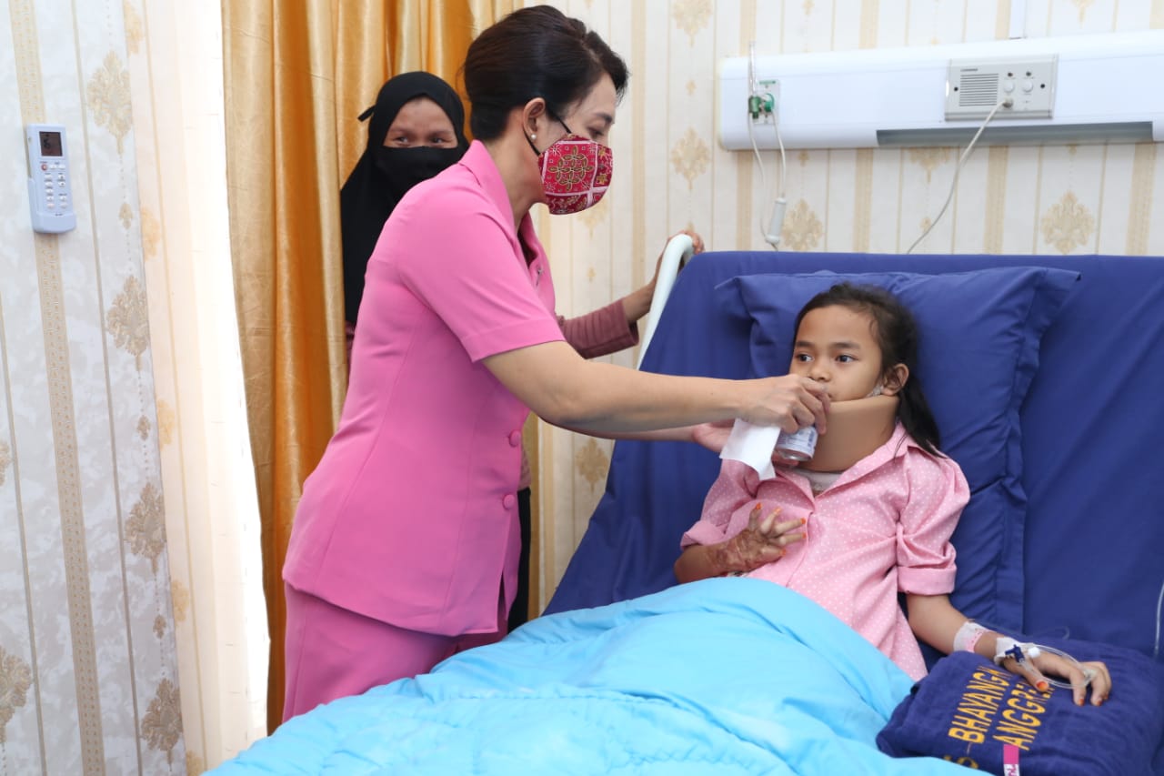 Jenguk Pasien Anak Korban Luka Bakar, Ketua Bhayangkari Daerah Sumut : Semangat ya Nak
