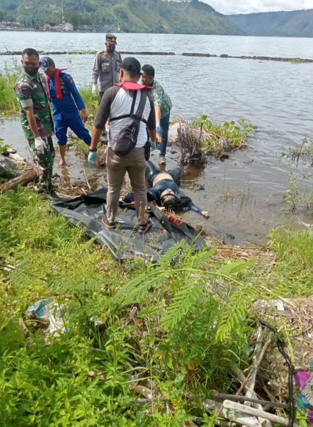 Mayat terapung Berjaket Biru Dipinggiran Danau Toba