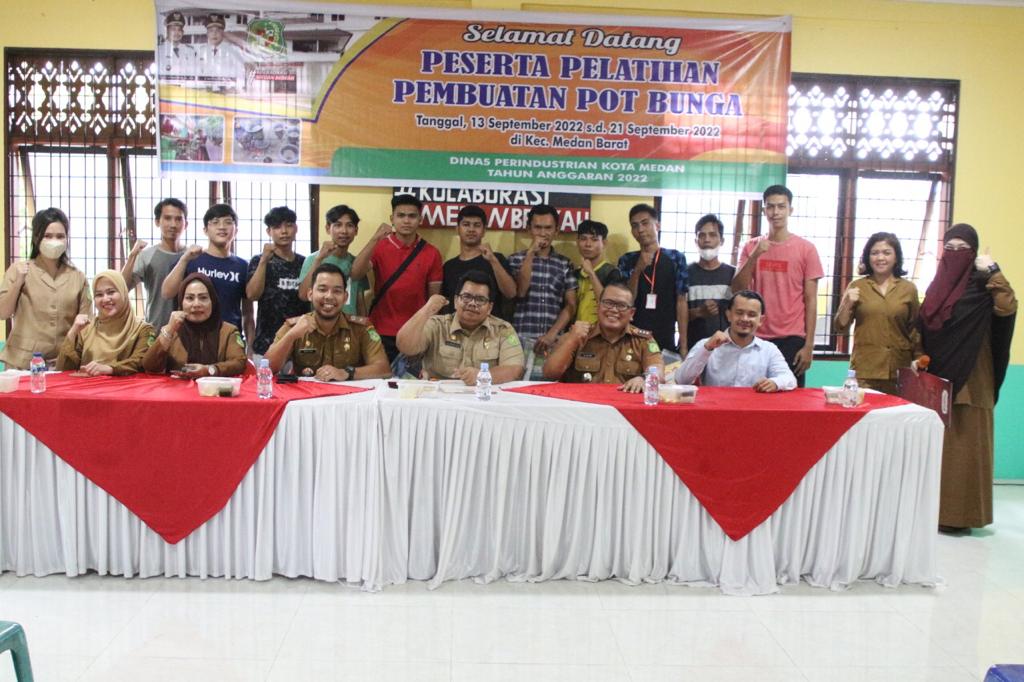 Dinas Perindustrian Gelar Pelatihan Pembuatan Pot Bunga di Kelurahan Sei Agul