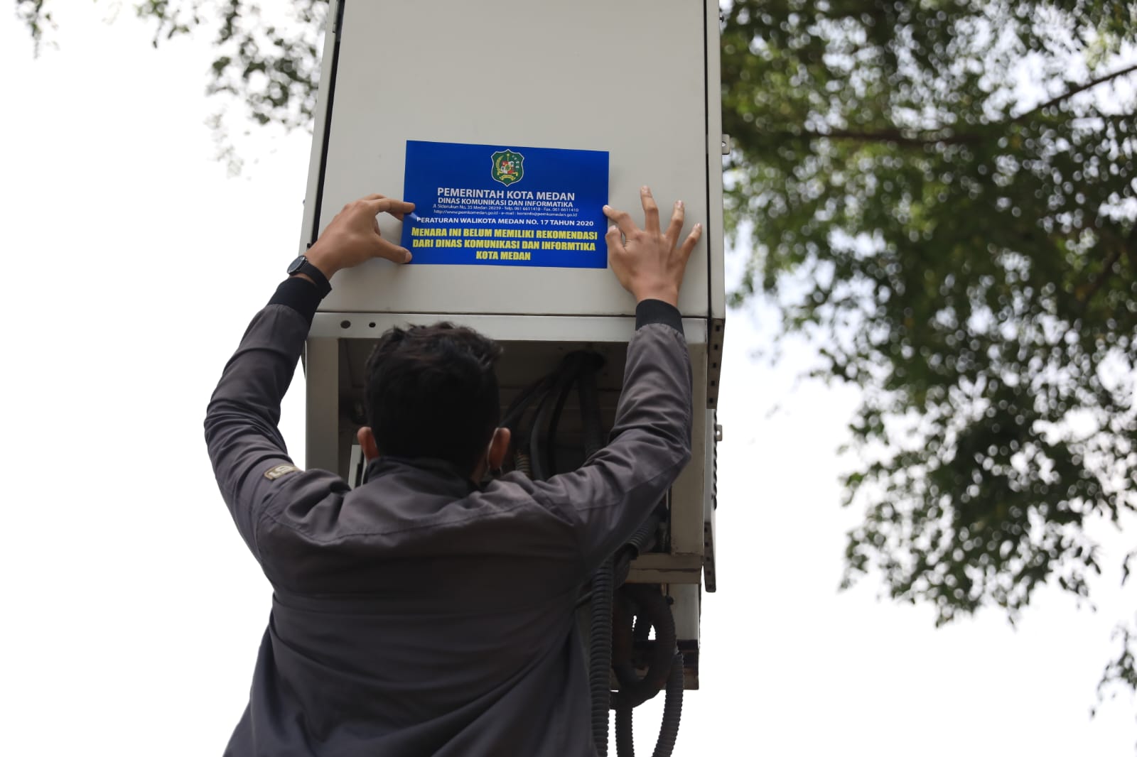 Dinas Kominfo Tempel Pemberitahuan di Menara Telekomunikasi yang berdiri di lahan Pemko Agar Taati Perwal