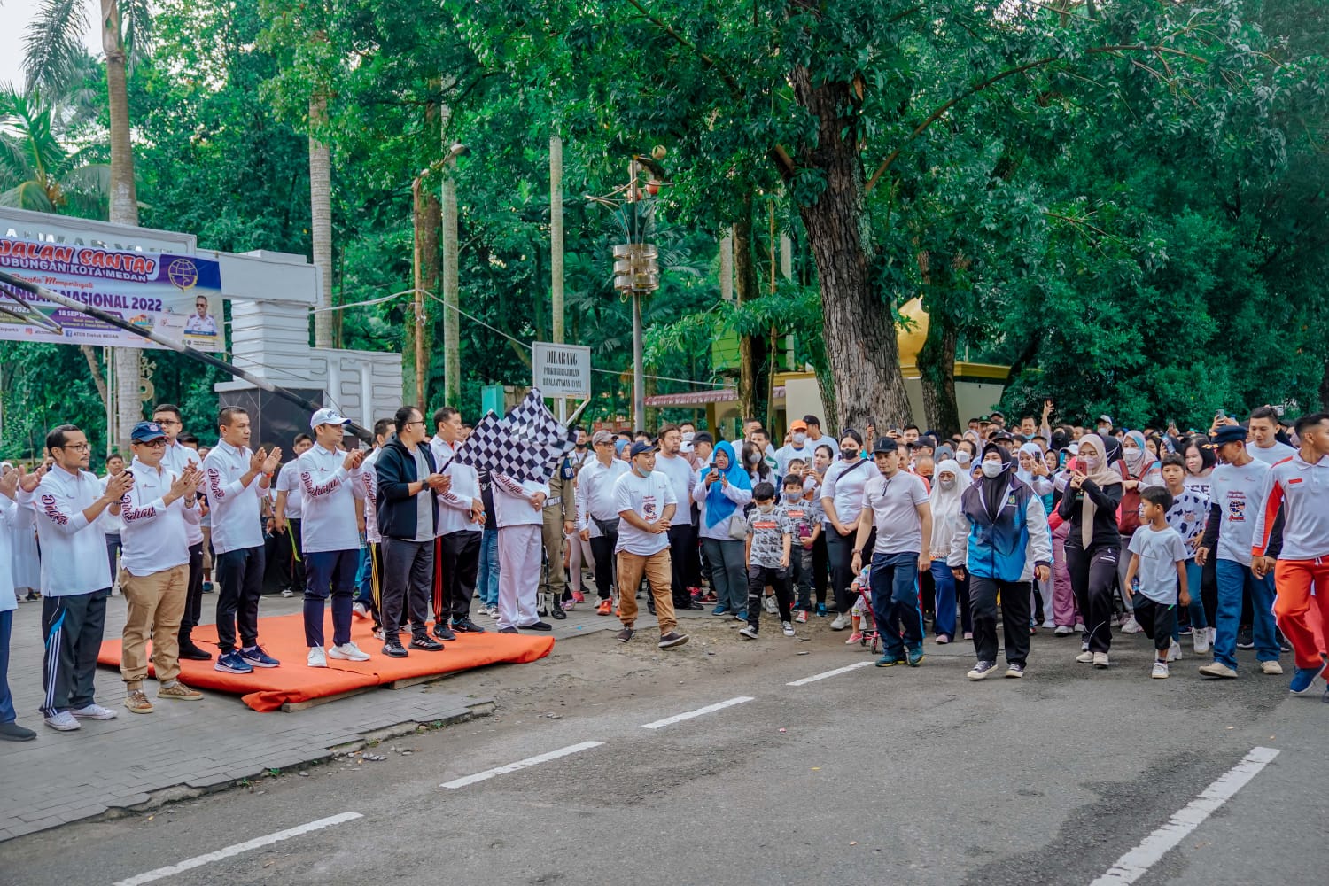 Lepas Gerak Jalan Santai Jajaran Dishub Medan & Keluarga, Aulia Rachman: Terus Berikan Pelayanan Terbaik