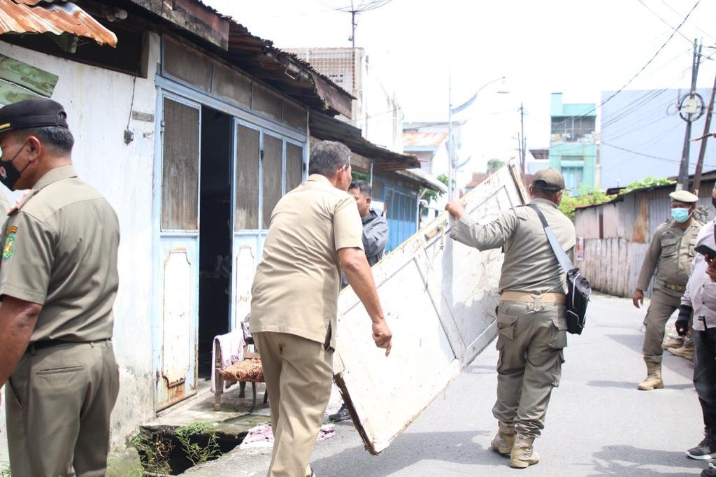 Satpol PP Medan Bongkar Bangunan Pos di Atas Drainase di Kecamatan Medan Area