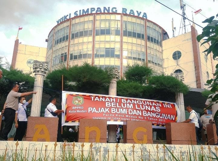 Tunggak Pajak Lebih Kurang Rp. 1 M, BPPRD Kota Medan Pasang Spanduk dan Stiker Tunggakan Pajak Di Mall Yuki Simpang Raya