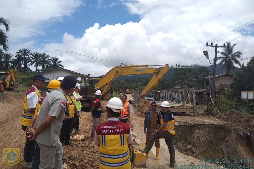 Bupati Pakpak Bharat Pastikan Jalan Penghubung Sumut-Aceh Dibangun Kembali