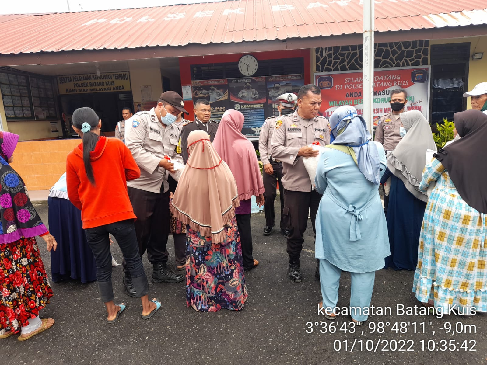 Polsek Batang Kuis Polresta Deli Serdang Bagikan Bansos Kepada Masyarakat Terdampak Naiknya Harga BBM