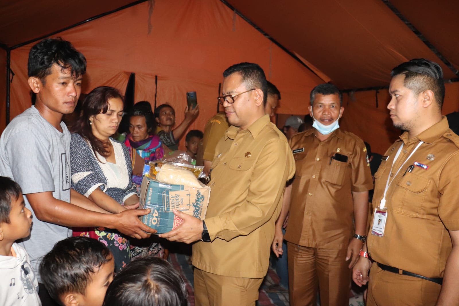 KUNJUNGI KORBAN KEBAKARAN DI DESA DOLOK JIOR, BUPATI TOBA HARAP PARA KORBAN TETAP BERPENGHARAPAN KEPADA TUHAN