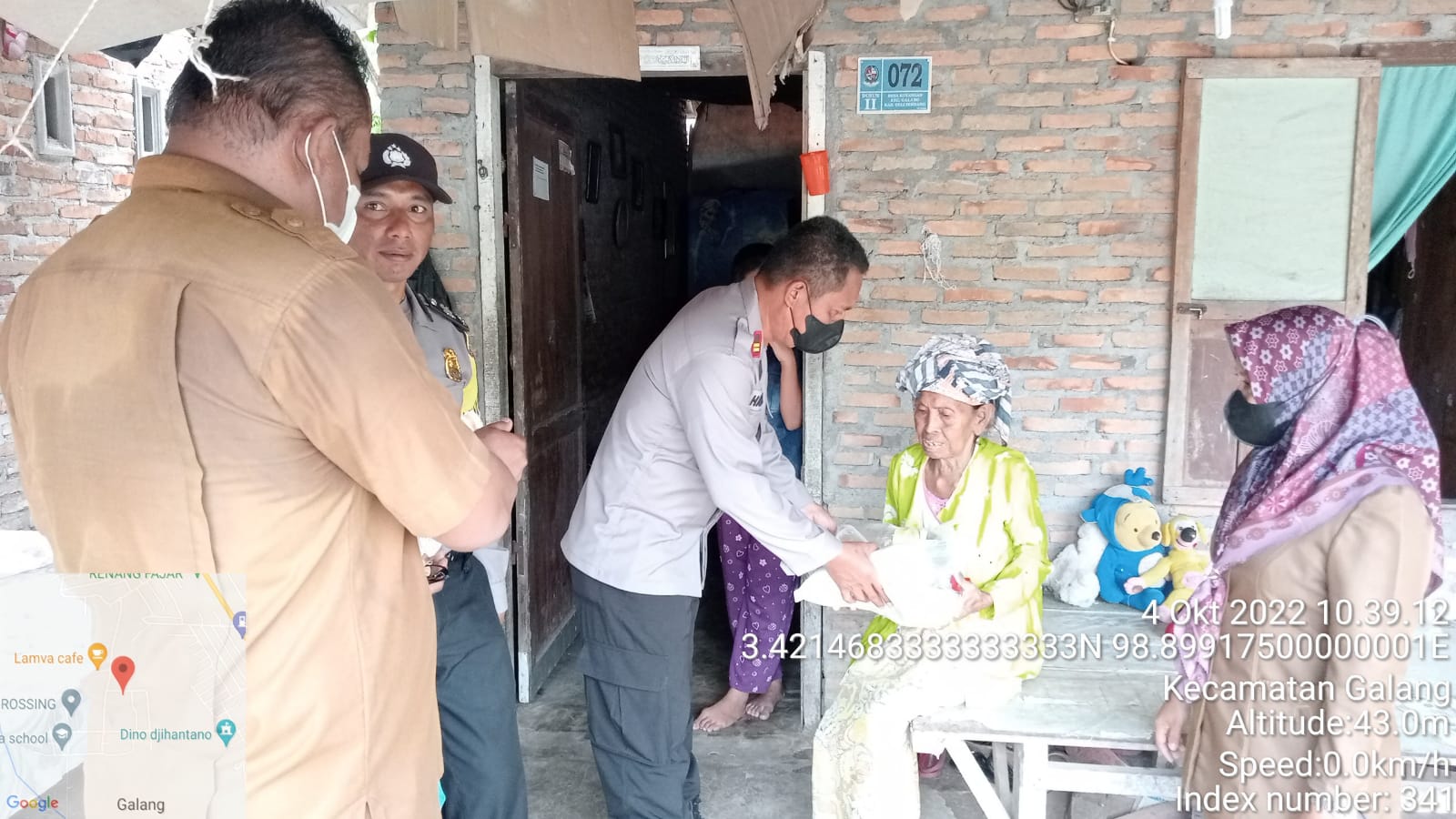 Ringankan Beban Masyarakat Akibat Naiknya Harga BBM, Polsek Galang Bagikan Bansos Kepada Masyarakat