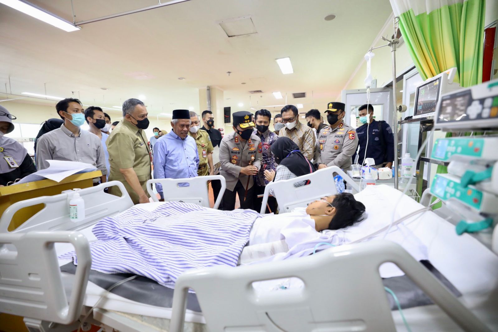 Jenguk Korban Tragedi Stadion Kanjuruhan di RS Saiful Anwar, Kapolda Jatim Ucapkan Permohonan Maaf Atas Tragedi Kanjuruhan