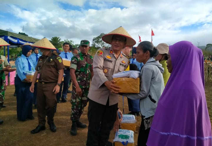 Wakapolres Tapsel dan Forkopimda Hadiri Panen Jagung Dihiasi Pembagian Bansos
