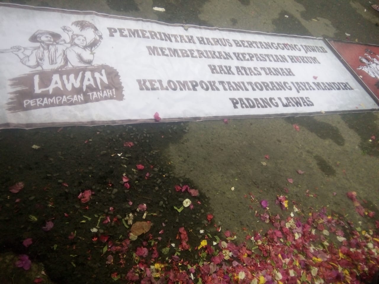 Ratusan Kelompok Tani Demo di Depan  DPRD Sumut.