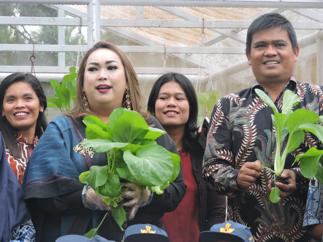 Ketua TP PKK Kab.Pakpak Bharat Hadiri Panen Perdana Sayur Di Sekolah SMP N 1 Salak