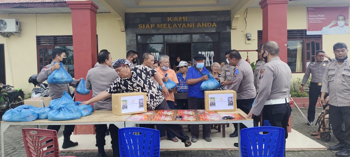 Dampak Kenaikan BBM, Polsek Namorambe Polresta Deli Serdang Bagikan Sembako Kepada Warga Yang Membutuhkan