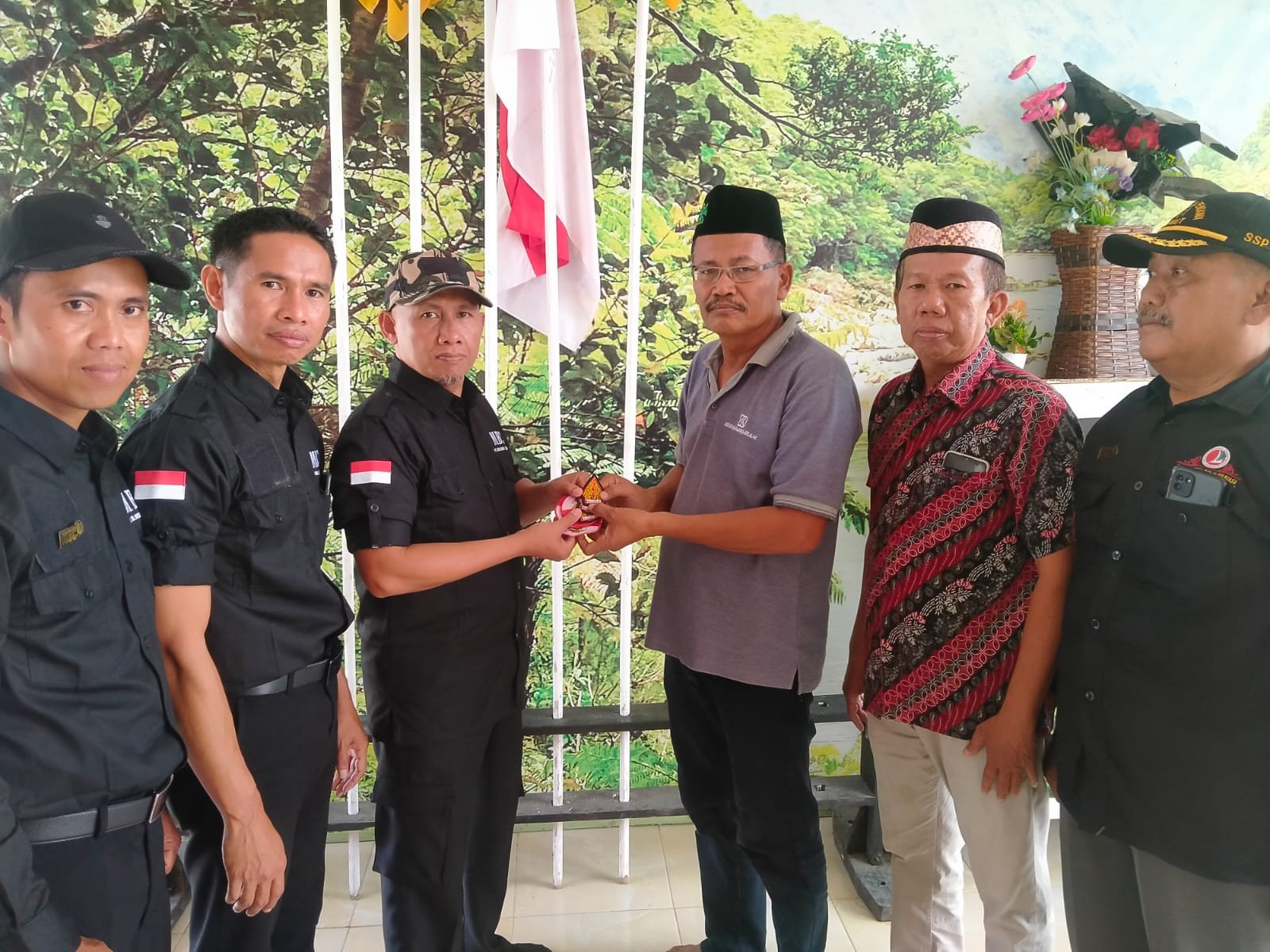 KETUM PB PENDAWA MEMBERIKAN SURAT MANDAT PEMBENTUKAN DPW PENDAWA PROV.JAWA BARAT
