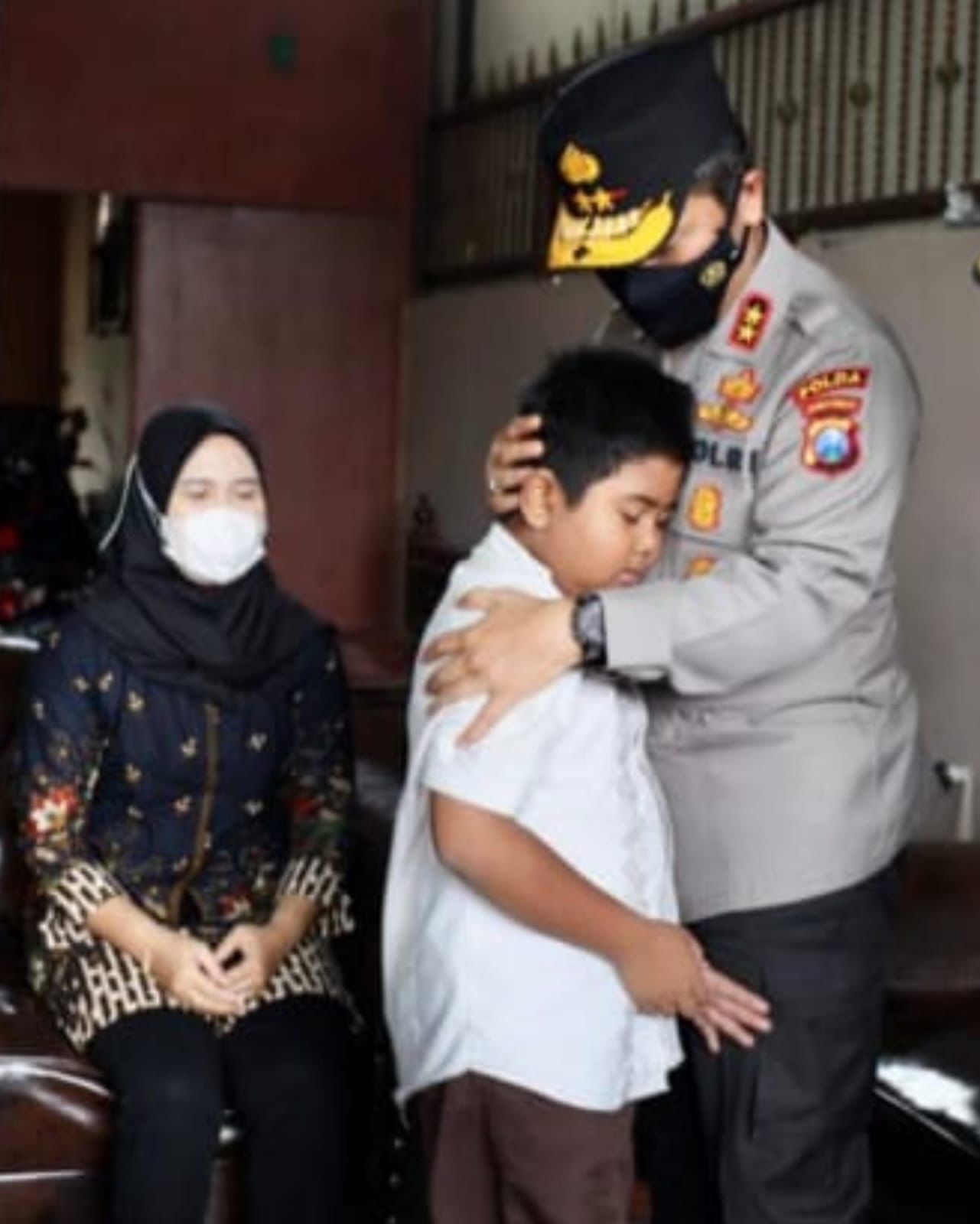 Kapolda Jatim Takziah Ke Rumah Dua Anggota Polri yang Meninggal Saat Pengamanan di Stadion Kanjuruhan*