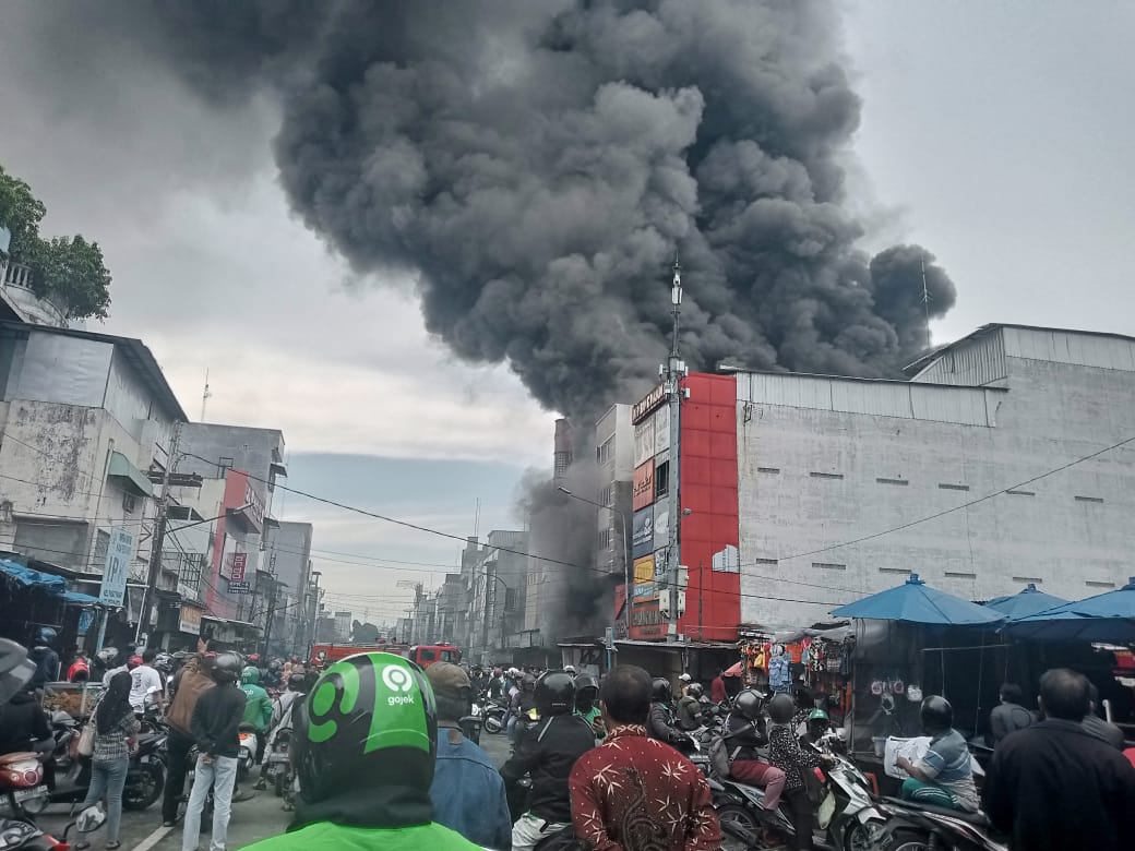 Grosir Sepatu di Pusat Pasar Terbakar