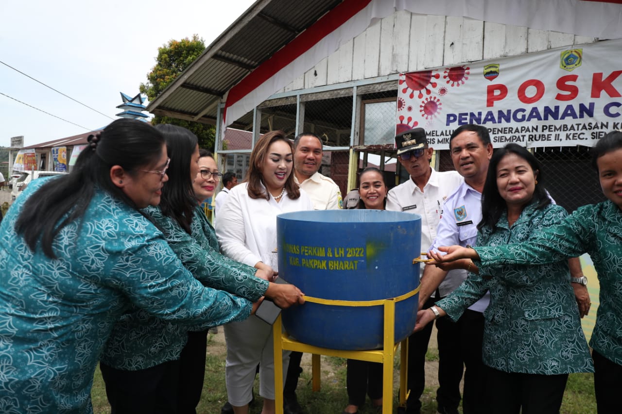 Bupati Pakpak Bharat Serahkan Tong Sampah Ke Desa Siempat Rube II