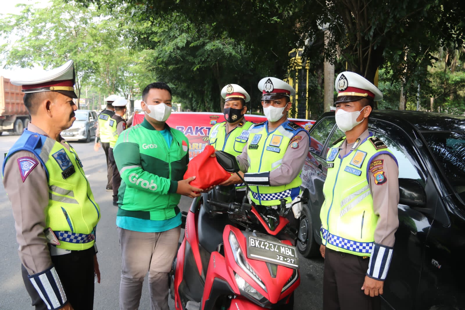 Ringankan Beban Masyarakat, Sat Lantas Polresta Deli Serdang Bagikan Bansos Kepada Masyarakat Terdampak Kenaikan BBM*