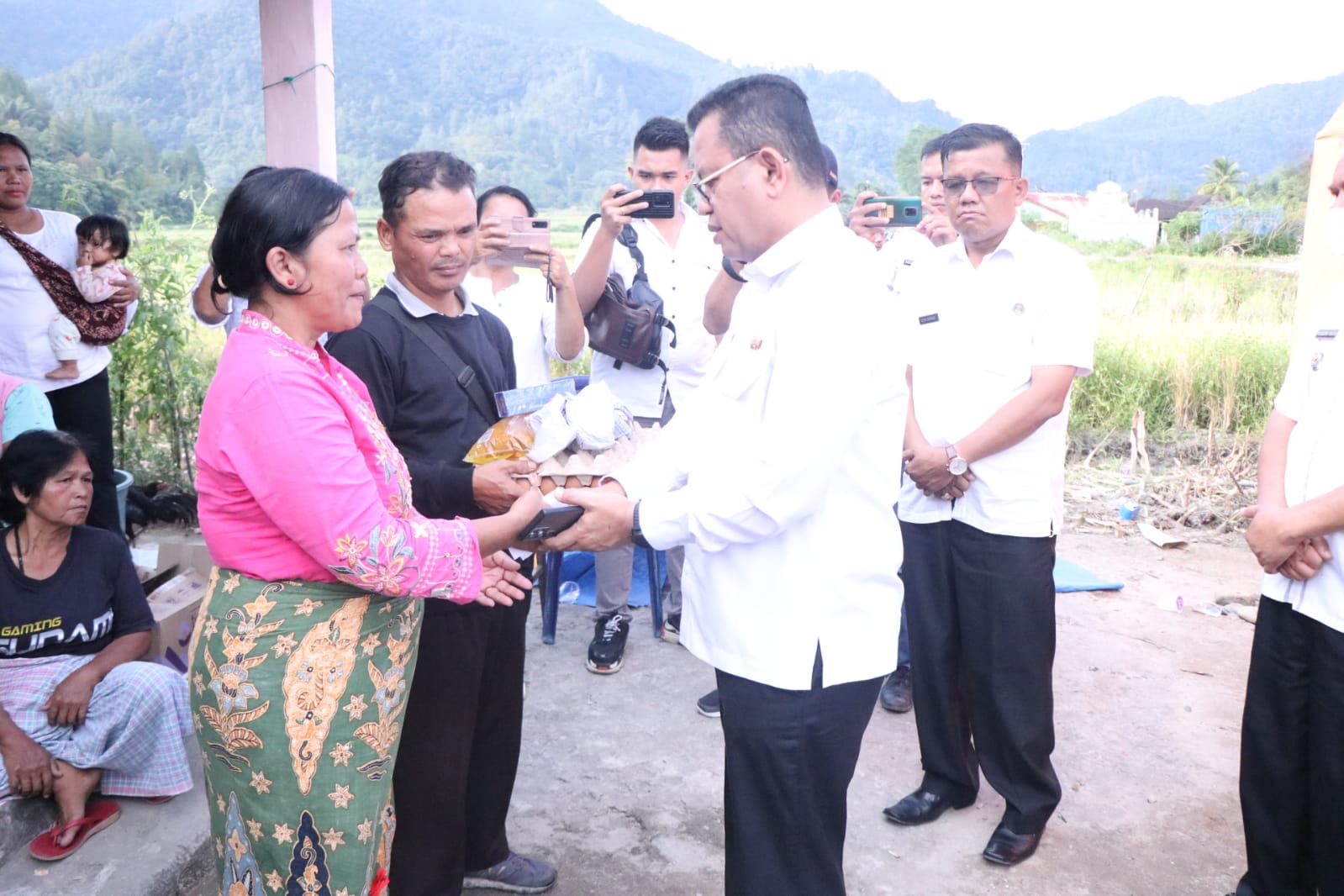 Gereja dan Rumah Warga Hangus Terbakar di Desa Sinarsabungan, Bupati Toba Hadir Berikan Bantuan dan Semangat