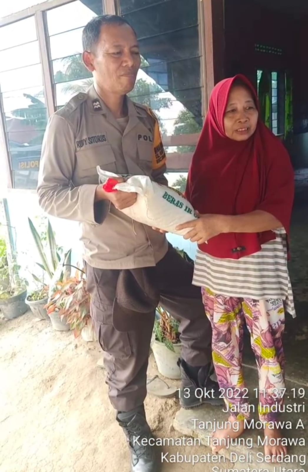 Polsek Tanjung Morawa Berikan Bansos Kepada Masyarakat Untuk Ringankan Ekonomi Masyarakat Terdampak Kenaikan BBM