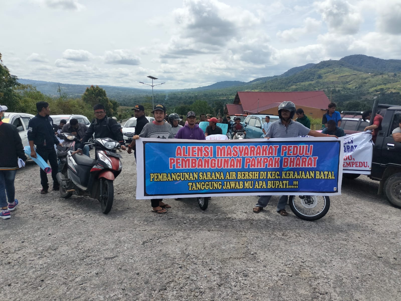 AMPPB Geruduk Kantor Bupati, Masyarakat Sebut Kebijakan Bupati dan Wabup Banyak Menyimpang