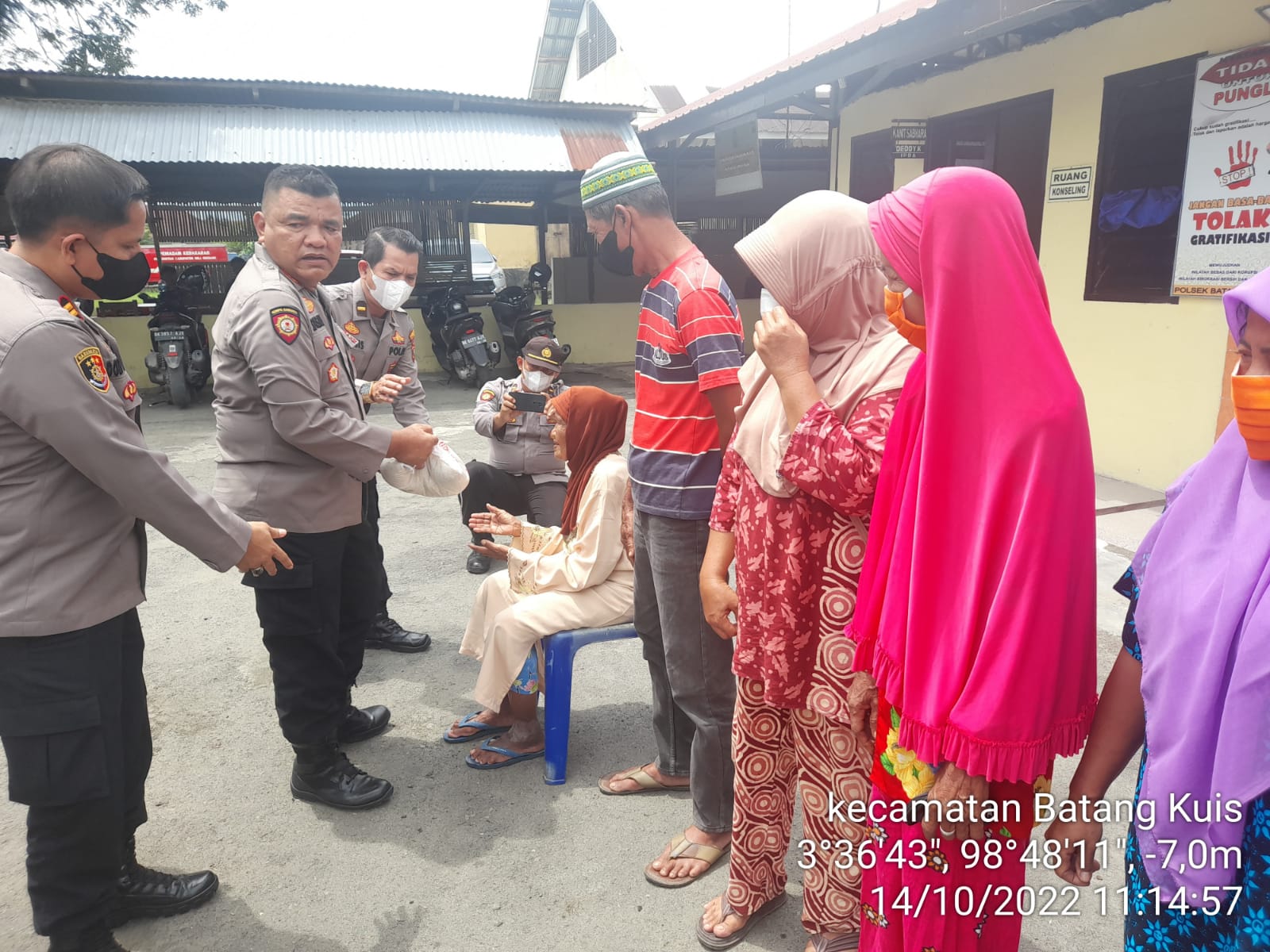 Polsek Batang Kuis Polresta Deli Serdang Bagikan Bansos Kepada Masyarakat Yang Terdampak Kenaikan Harga BBM