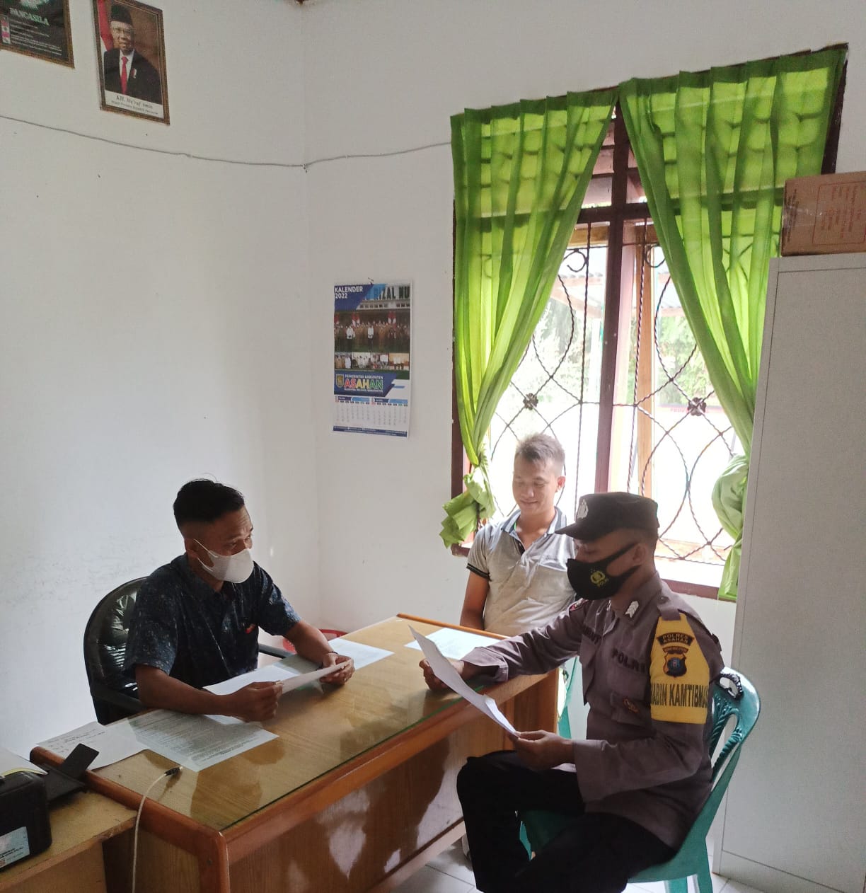 Polsek BP Mandoge Sosilasisasi Rekpro Bintara Polri TA 2023 di Kantor Desa Gotting Sidodadi