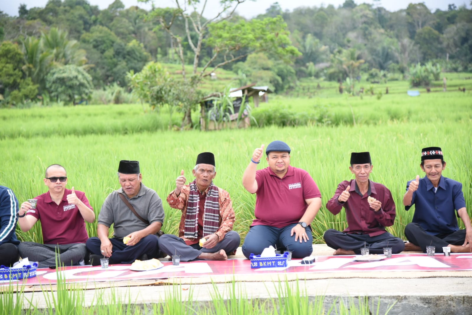 Ditengah Hamparan Sawah, Bupati Tapsel 