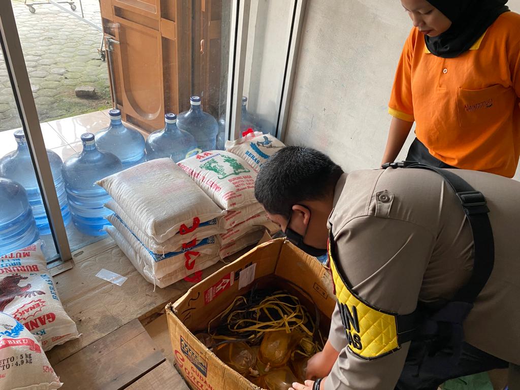 Monitoring Kelangkaan Minyak Goreng, Dua Anggota Bhabinkamtibmas Polsek Pulau Raja Turun Kelapangan
