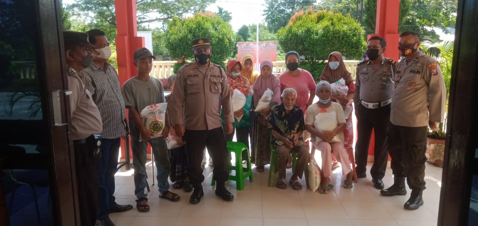 Polsek Beringin Polresta Deli Serdang Bagikan Bansos Kepada Masyarakat Yang Terdampak Kenaikan Harga BBM*