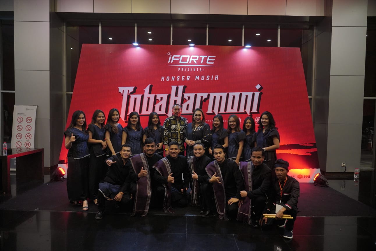 Bupati Pakpak Saksikan Paduan Suara Pakpak Bharat Choir Di Konser Toba Harmoni