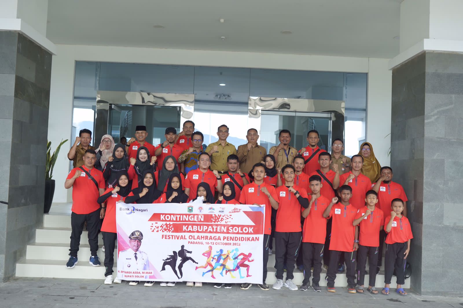 Mewakili Bupati, Sekda Solok Melepas Kontingen Kabupaten Solok Ikut Festival Olahraga Pendidikan Tungkat Prov Sumbar Tahun 2002