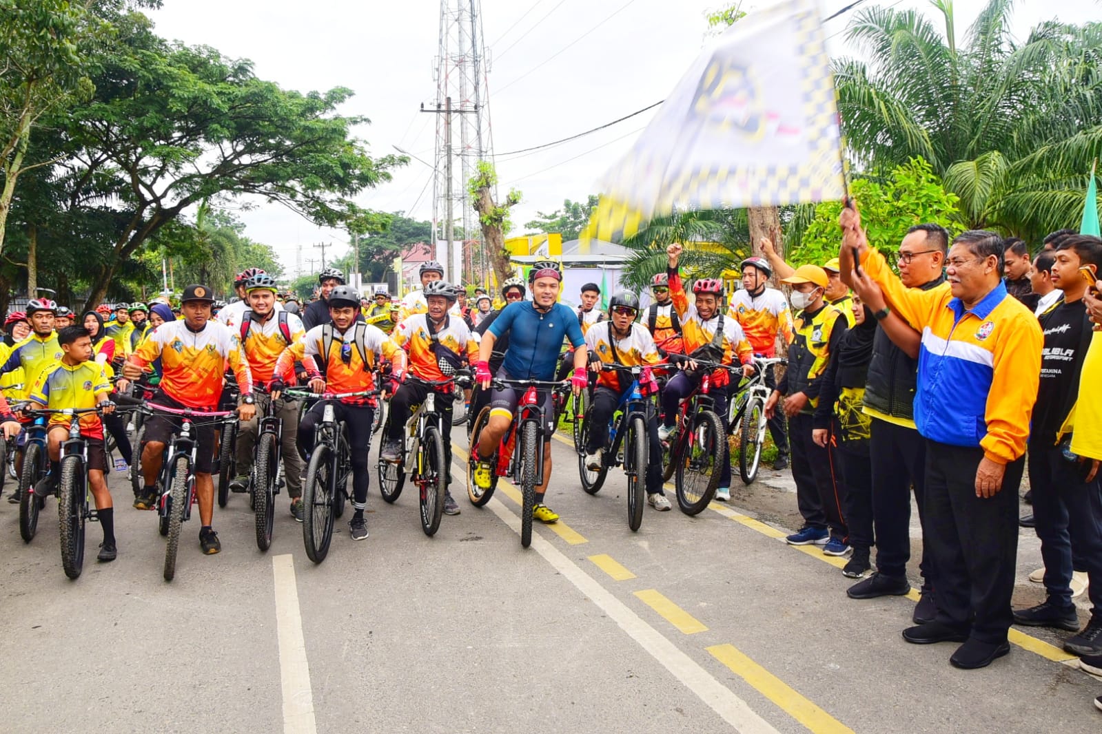 Wabup Lepas Peserta Gerak Jalan dan Sepeda Santai HUT ke-58 Partai Golkar