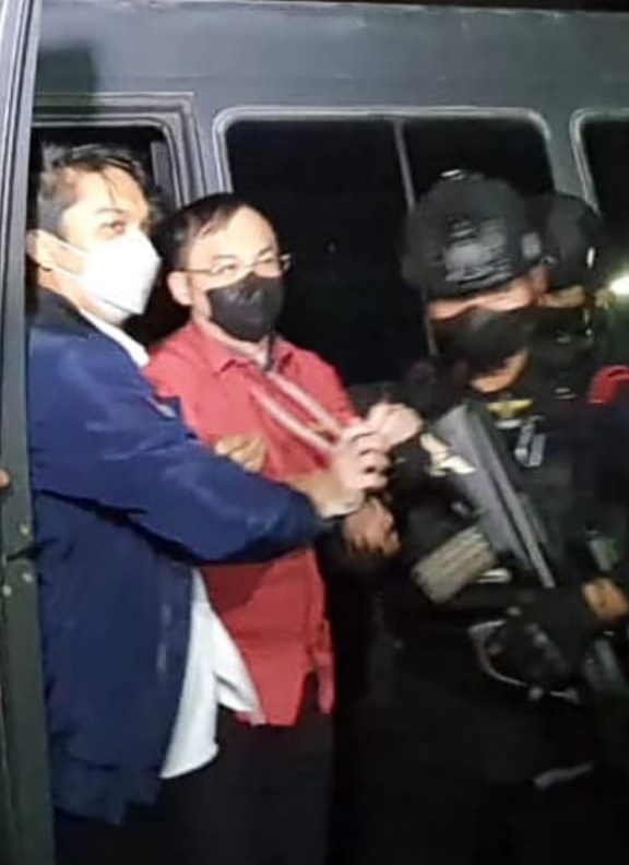 Pengawalan Ketat Boss Judi Online Ap Tiba Melalui Bandara KNIA