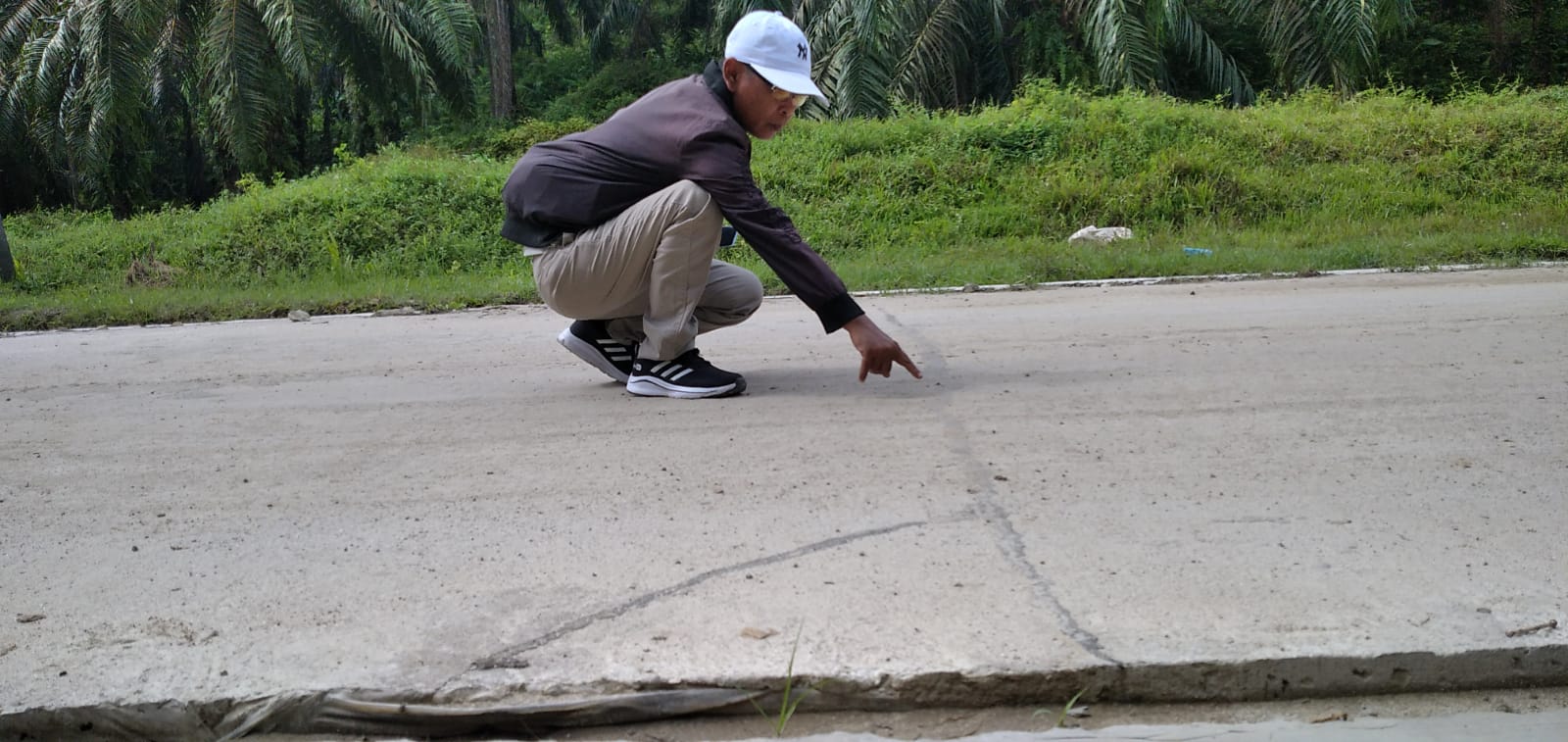 Sulap,...Cor Beton Retak Dan Patah Di Desa Sei Nadoras di Tempel Cairan Aspal