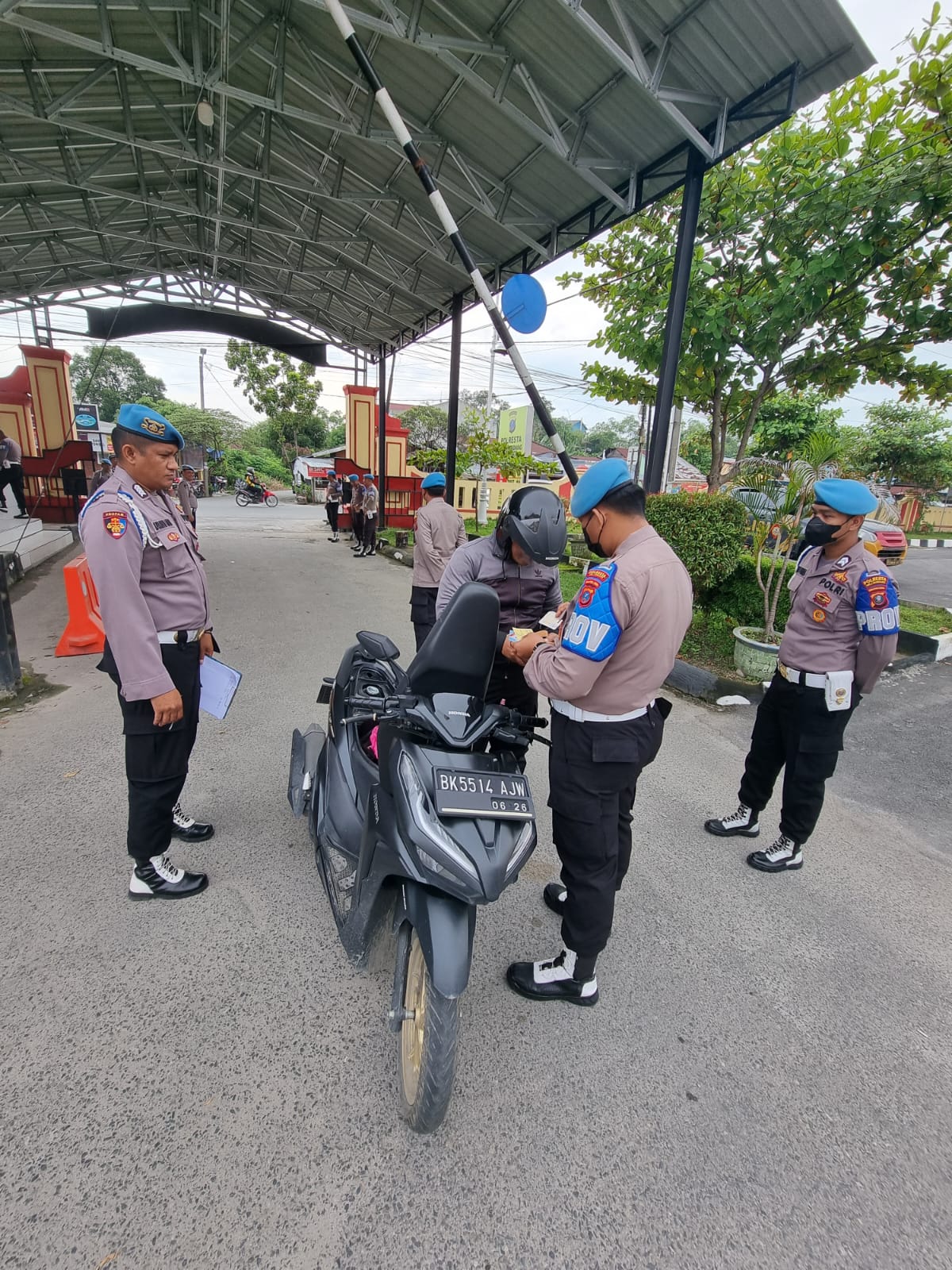 Sie Propam Polresta Deli Serdang Gelar Gaktibplin periksa kelengkapan kendaraan bermotor dan test urine Personil Polresta Deli Serdang