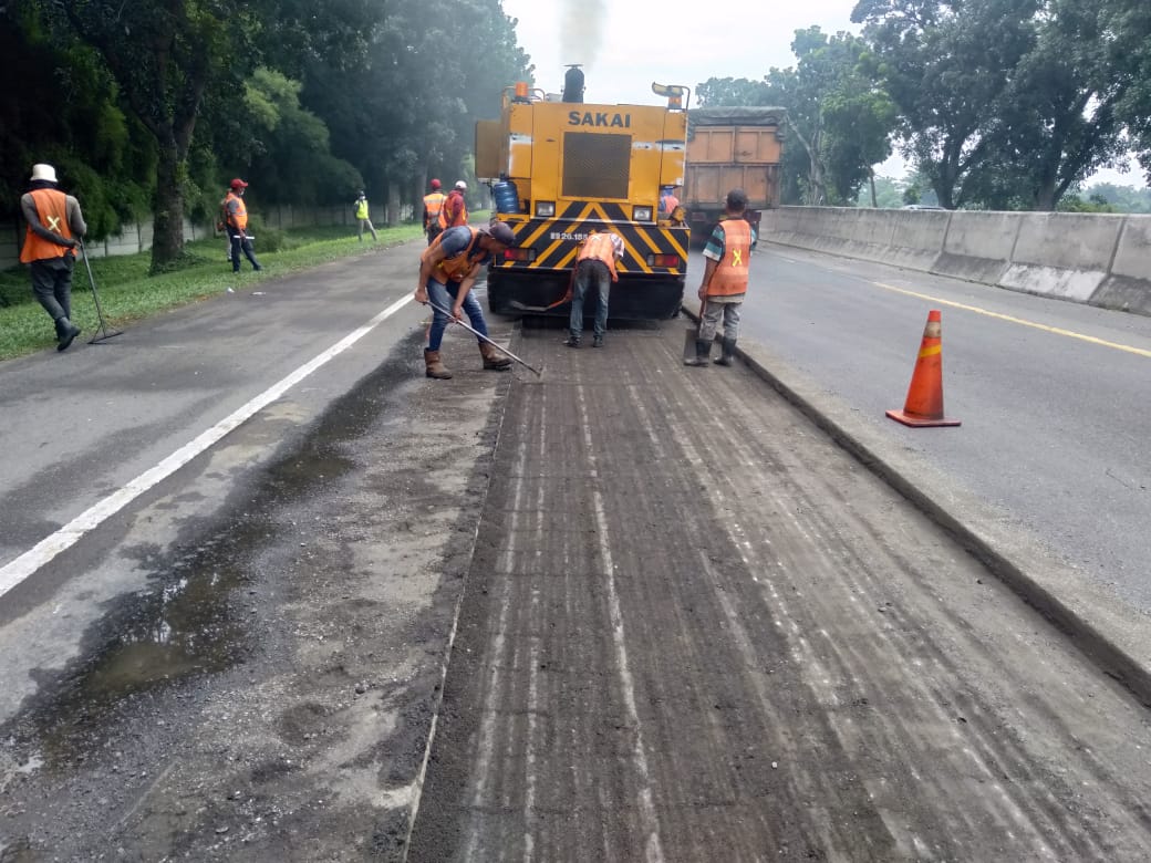 Pastikan Kenyamanan Pengguna Jalan, Representative Office 1 Jasamarga Nusantara Tollroad Regional Division Lakukan Pemeliharaan Ruas Tol Belmera