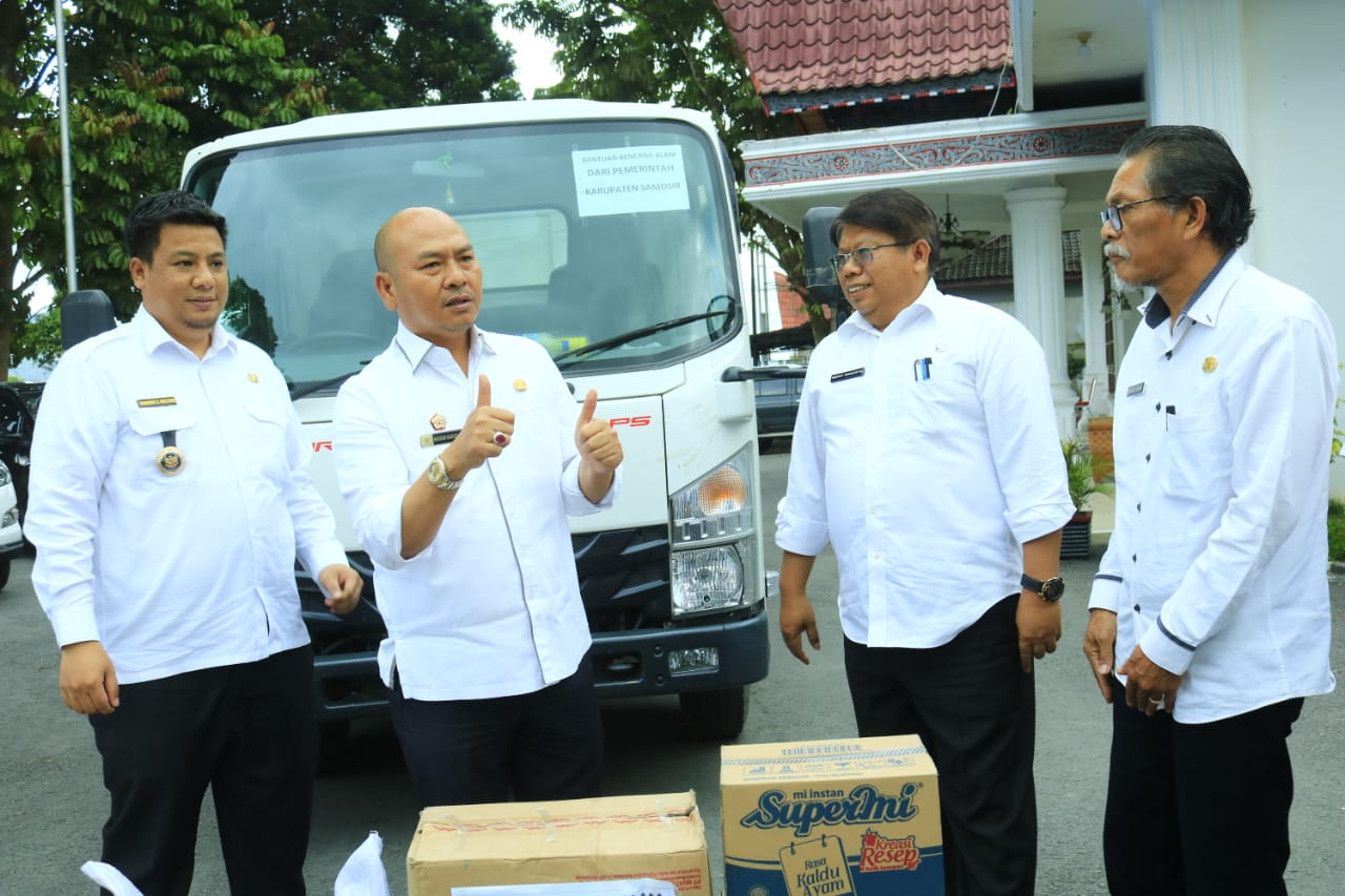 PEDULI GEMPA TAPUT, BUPATI SAMOSIR SERAHKAN BANTUAN