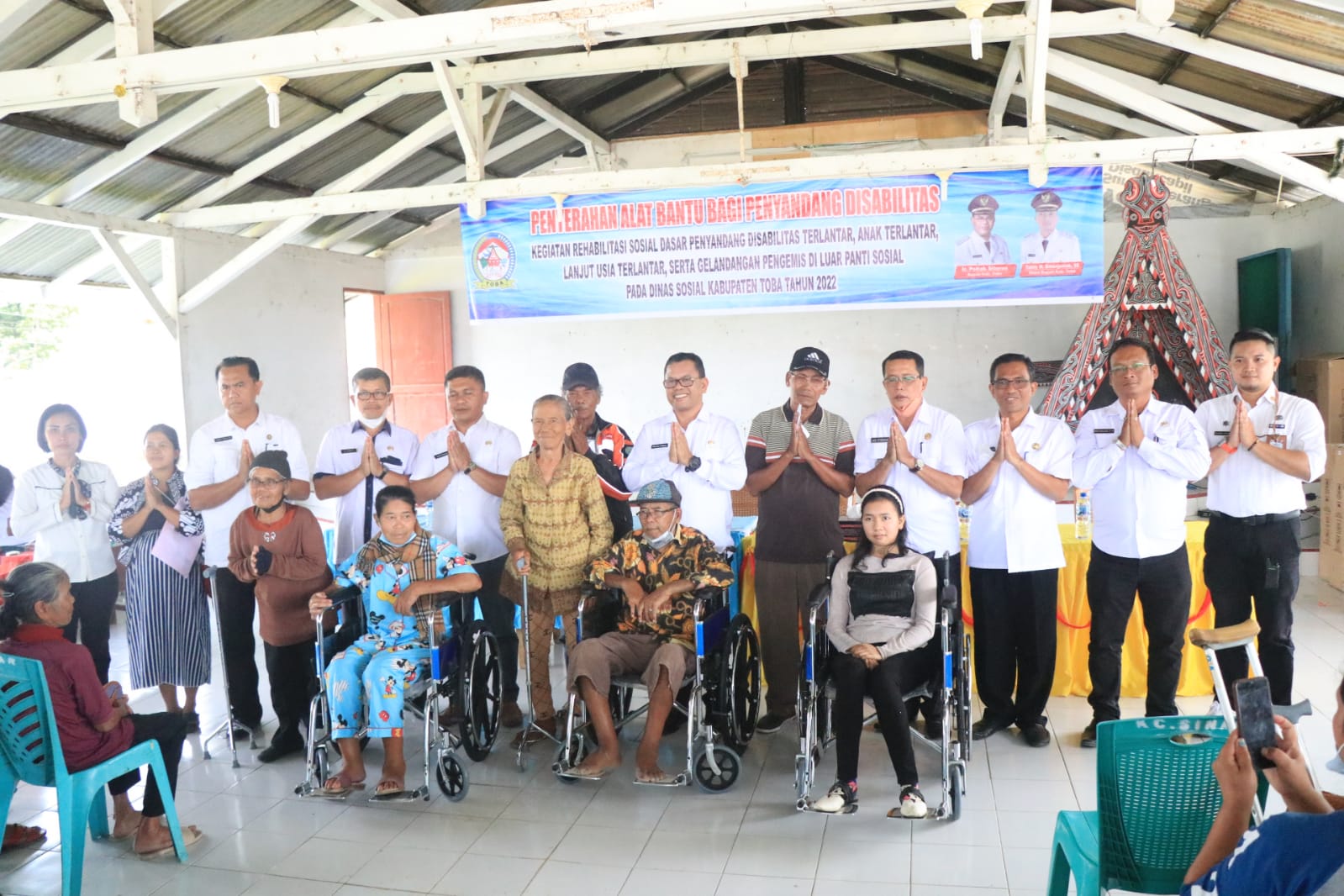 Warga Disabilitas di Kecamatan Siantar Narumonda, Sigumpar, dan Silaen Diberi Alat Bantu